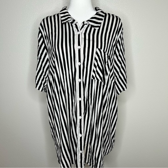 torrid Tops - Torrid Womens Black White Striped Short Sleeve Button Down Shirt Plus Size 4 4X